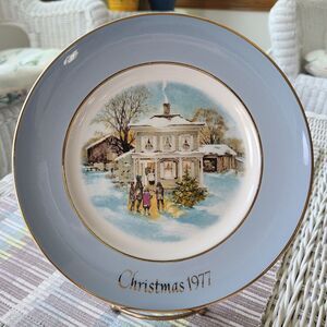 Vintage Avon Wedgwood 1977 Christmas Collectible Plate "Carolers In The Snow"